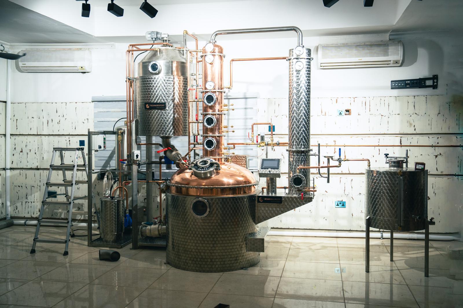 Installation work on the fruit distillery plant in Accra